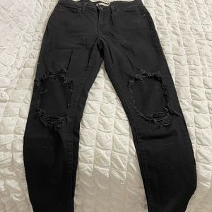 BLACK RIPPED JEANS